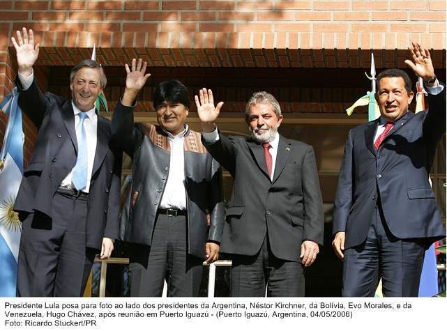 Presidente Lula posa para foto ao lado dos presidentes da Argentina, bolívia e Venezuela, após reunião em Puerto Iguazú.