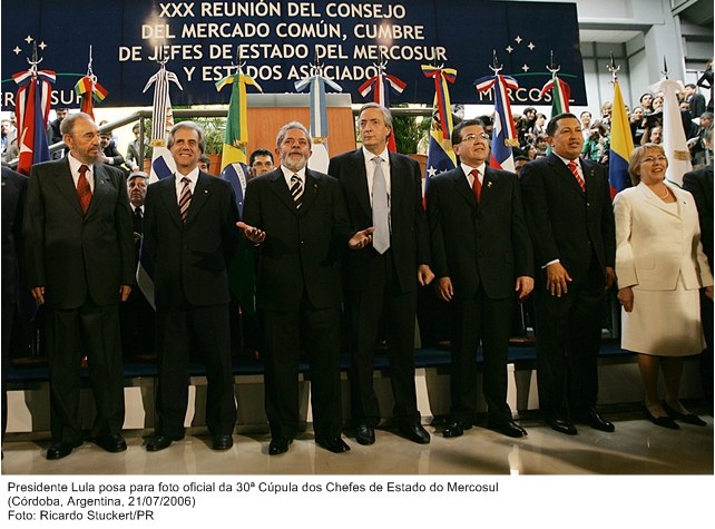 Presidente Lula posa para foto oficial da 30ª Cúpula dos Chefes de Estado do Mercosul.