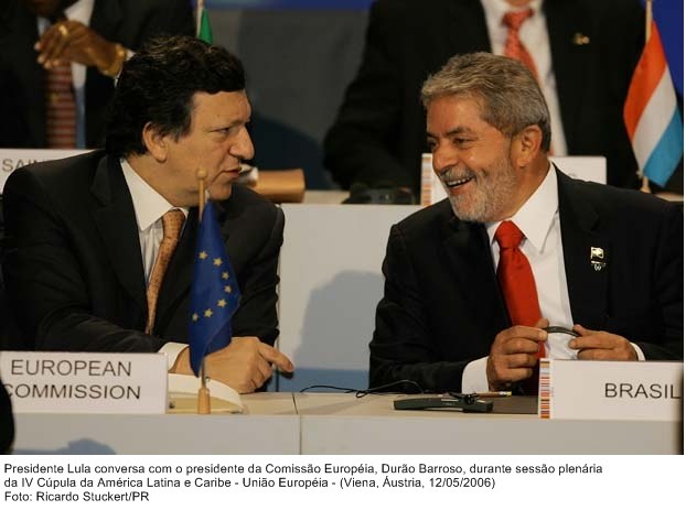 Presidente Lula conversa com o presidente da Comissão Européia, Durão Barroso, na sessão plenária da IV Cúpula da América Latina e Caribbe - União Européia.