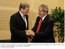 Presidente Lula cumprimenta o chanceler austríaco Wolfgang Schussel, durante a realização da IV Cúpula América-Latina e Caribe - União Européia.