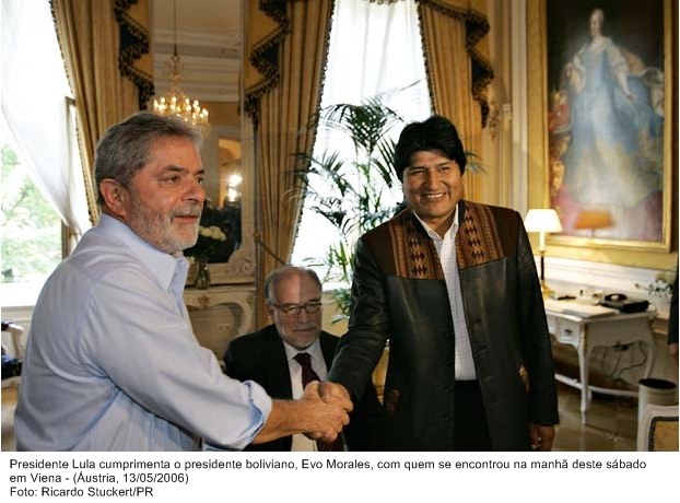 Presidente Lula cumprimenta o presidente boliviano, Evo Morales, com quem encontrou em Viena.