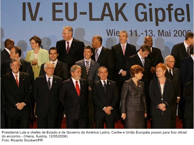 Presidente Lula e chefes de estado e de governo da América Latina, Caribe e União Européia posam para foto oficial do encontro.