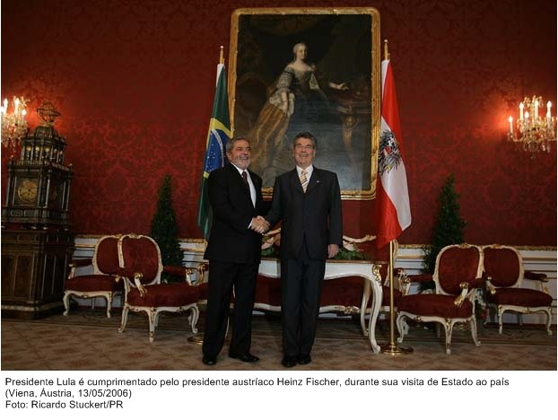 Presidente Lula é cumprimentado pelo presidente austríaco, Heinz Fischer, durante sua visita de estado ao país.