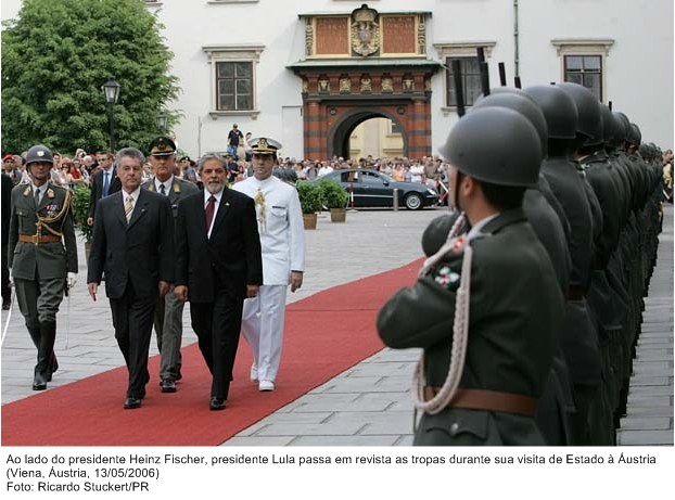 Presidente Lula e o presidente Heinz Fischer passam em revista as tropas durante sua visita de estado à Áustria.