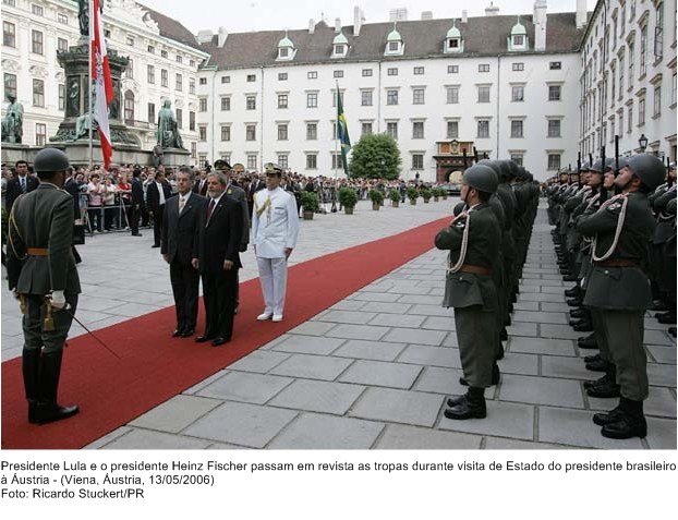 Presidente Lula e o presidente Heinz Fischer passam em revista as tropas durante visita de estado brasileiro à Áustria.
