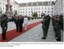 Presidente Lula e o presidente Heinz Fischer passam em revista as tropas durante visita de estado brasileiro à Áustria.