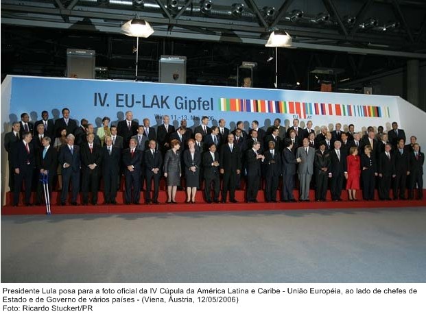 Presidente Lula posa para foto oficial da IV Cúpula América Latina e Caribe - União Européia, ao lado de chefes de estado e de governo.