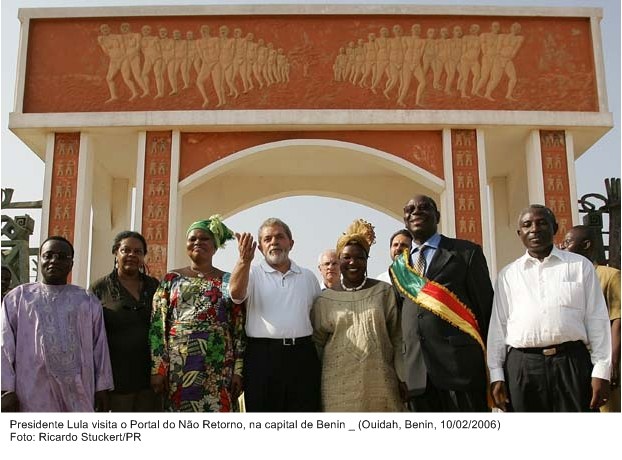 Presidente Lula durante visita ao Portal do Não Retorno, na capital de Benin.