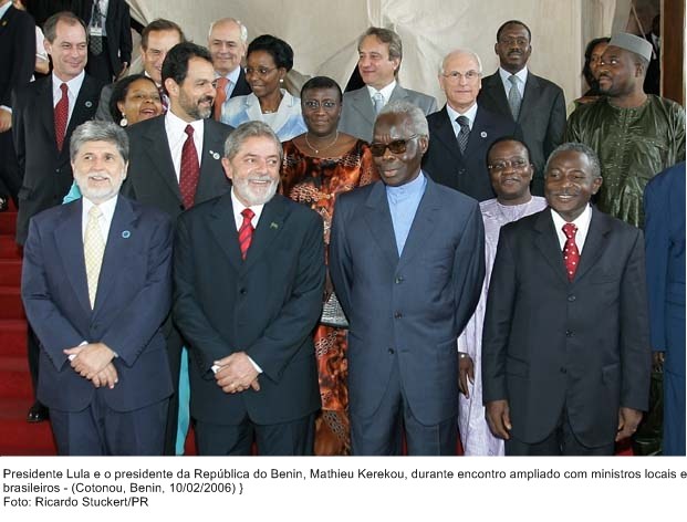 Presidente Lula e o presidente da República de Benin, Mathieu Kerekou, durante encontro ampliado com ministros locais e brasileiros.