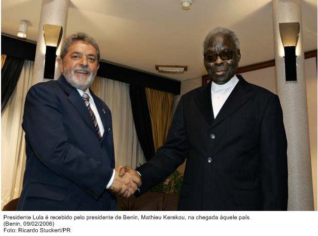 Presidente Lula é recebido pelo presidente da República de Benin, Mathieu Kerekou.