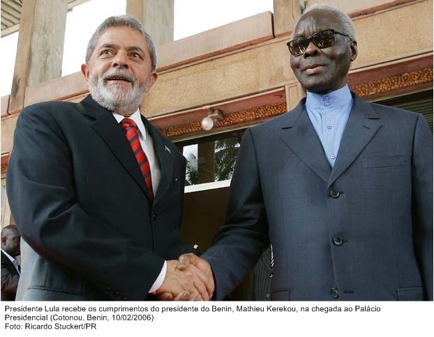 Presidente Lula recebe os cumprimentos do presidente de Benin, Mathieu Kerekou, na chegada ao Palácio Presidencial.