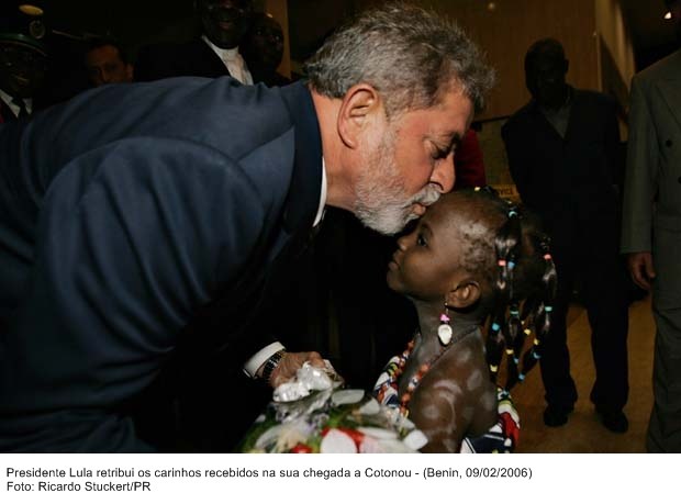 Presidente Lula retribui os carinhos recebidos na chegada a Cotonou.