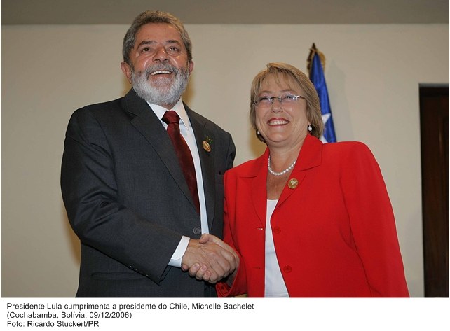 Presidente Lula cumprimenta a presidente do Chile, Michelle Bachelet.