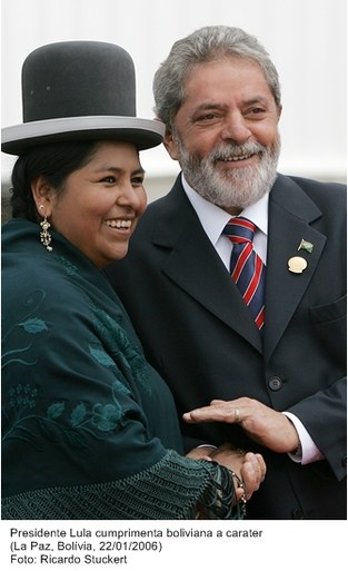 Presidente Lula cumprimenta boliviana a carater.