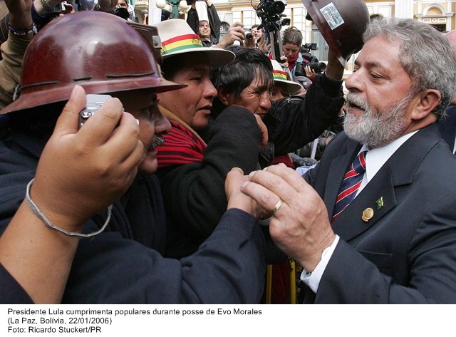 Presidente Lula cumprimenta populares durante posse de Evo Morales.