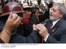Presidente Lula cumprimenta populares durante posse de Evo Morales.