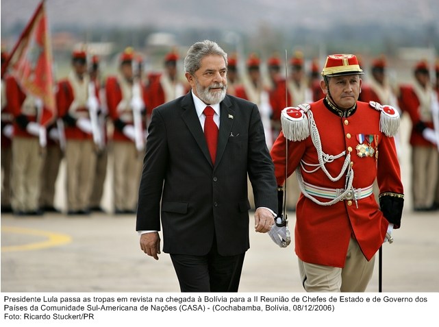 Presidente Lula passa em revista as tropas, na Bolívia, onde participa da II Reunião de Chefes de Estado e de Governo dos Países da Comunidade Sul-Americana.