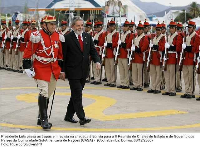 Presidente Lula passa em revista as tropas, na Bolívia, para a II Reunião de Chefes de Estado e de Governo dos Países da Comunidade Sul-Americana de Nações.