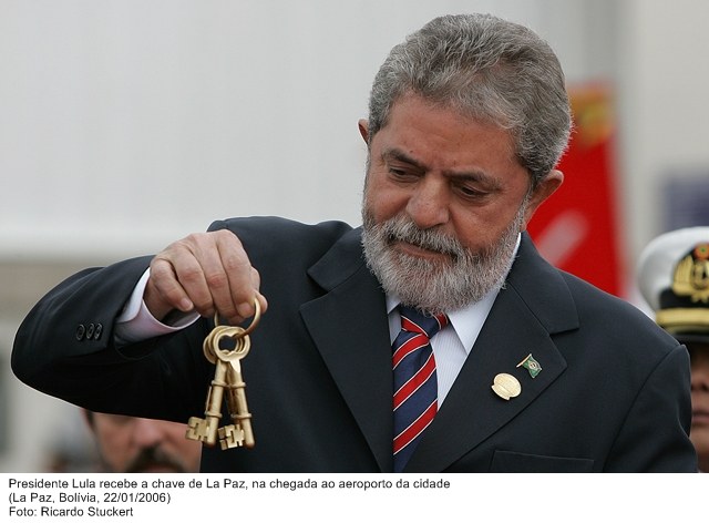 Presidente Lula recebe a chave de La Paz, na chegada ao aeroporto da cidade.