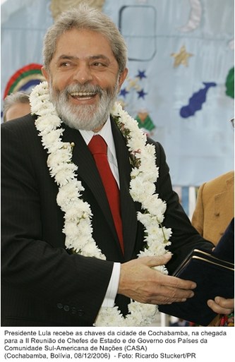 Presidente Lula recebe as chaves da cidade de  Cochabamba, na chegada para a II Reunião - CASA.