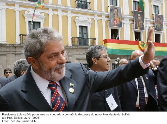 Presidente Lula saúda populares na chegada à cerimônia de posse do novo presidente da Bolívia.