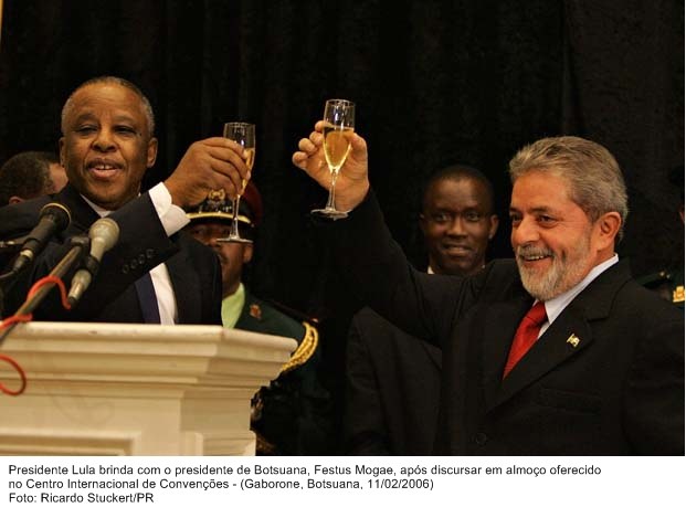 Presidente Lula brinda com o presidente de Botsuana, Festus Mogae, após discursar em almoço no Centro Internacional de Convenções.
