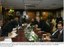 Presidente Lula cumprimenta o presidente de Bostuana, Festus Mogae, durante encontro ampliado entre representantes do Brasil e de Botsuana.