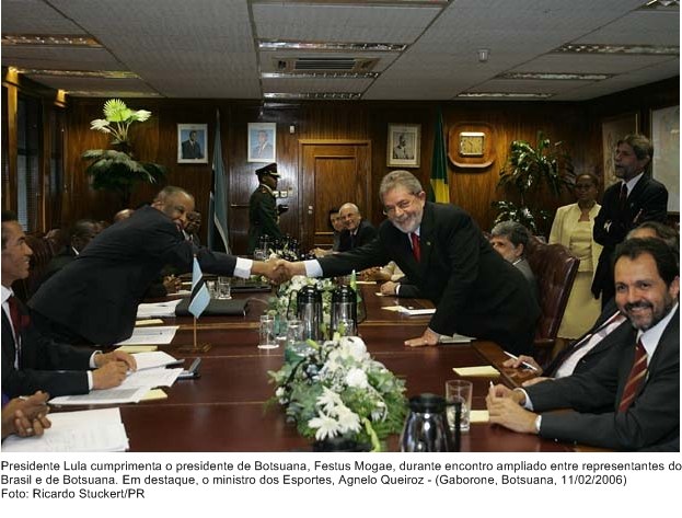 Presidente Lula cumprimenta o presidente de Bostuana, Festus Mogae, durante encontro ampliado entre representantes do Brasil e de Botsuana.