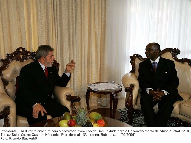 Presidente Lula durante durante encontro com o secretário-executivo da Comunidade para o Desenvolvimento da África Austral, Tomaz Salomão.