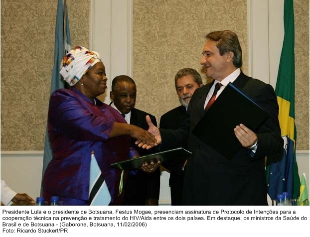 Presidente Lula e o presidente de Botsuana, Festus Mogae, na assinatura do protocolo de intenções.