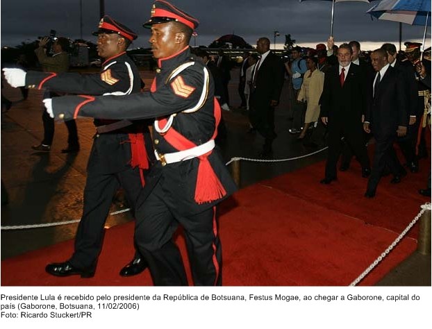 Presidente Lula é recebido pelo presidente da República de Botsuana, Festus Mogae, ao chegar a Gaborone, capital do país.