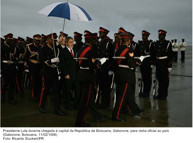 Presidente Lula na chegada à capital da República de Botsuana, Gaborone, para visita oficial ao país.