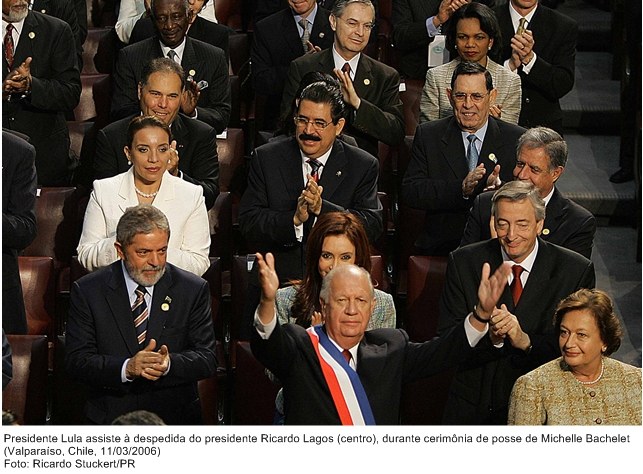 Presidente Lula assiste a despedida do presidente Ricardo Lagos, durante cerimônia de posse de Michelle Bachelet.