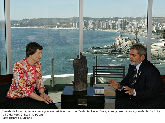 Presidente Lula conversa com a primeira-ministra da Nova Zelândia, Helen Clark, após posse da nova presidente do Chile.