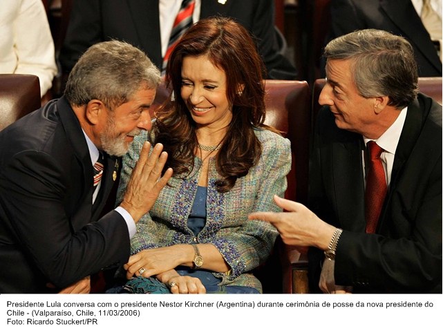 Presidente Lula conversa com o presidente da Argentina Néstor Kirchner, durante cerimônia de posse de Michelle Bachelet.