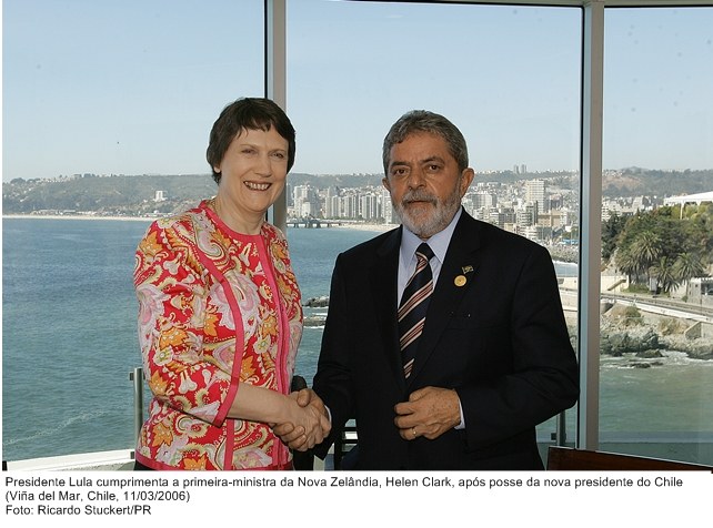 Presidente Lula cumprimenta a primeira-ministra da Nova Zelândia, Helen Clark, após posse da nova presidente do Chile.
