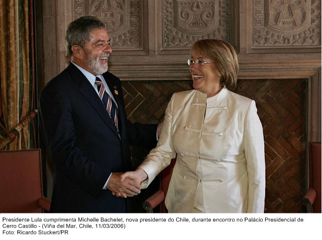 Presidente Lula cumprimenta Michelle Bachelet, nova presidente do Chile durante encontro no Palácio Presidencial de Cerro Castillo.