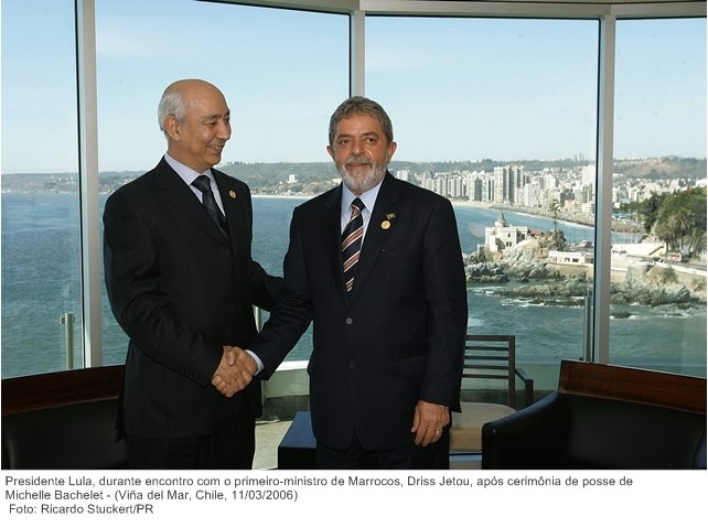 Presidente Lula cumprimenta o primeiro-ministro de Marrocos, Driss Jetou, após cerimônia de posse de Michelle Bachelet.