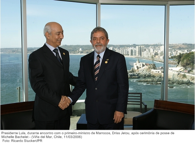 Presidente Lula cumprimenta o primeiro-ministro de Marrocos, Driss Jetou, após cerimônia de posse de Michelle Bachelet.