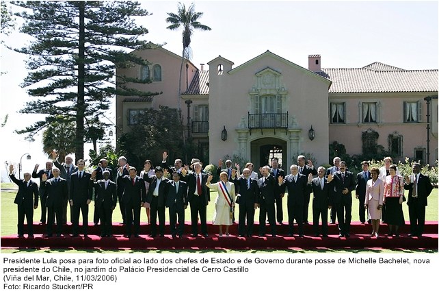 Presidente Lula posa para foto oficial ao lado dos chefes de estado e de governo na posse de Michelle Bachelet, nova presidente do Chile.