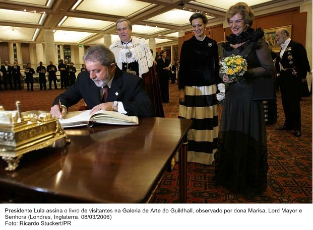 Presidente Lula assina o livro de visitantes na Galeria de Arte do Guildhall.