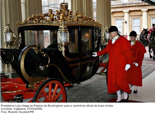 Presidente Lula chega ao Palácio de Buckingham para cerimônia oficial de boas-vindas.