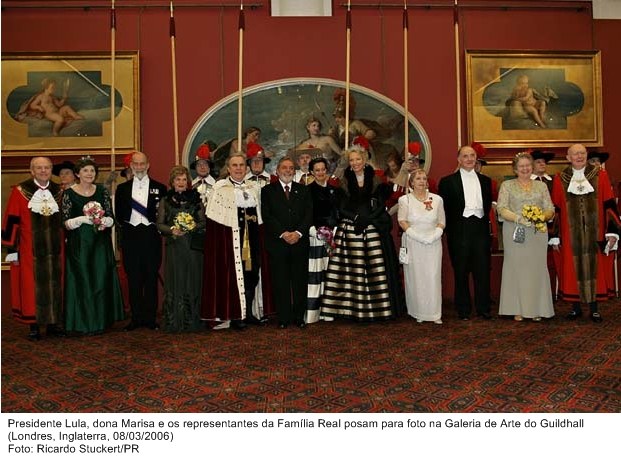Presidente Lula, dona Marisa e representantes da família real, posam para foto na Galeria de Arte do Guildhall.