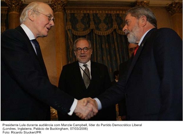 Presidente Lula durante audiência com Manzie Campbell, líder do Partido Democrata Liberal.