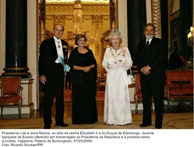 Presidente Lula e dona Marisa ao lado da Rainha Elizabeth II e do Duque de Edimburgo durante banquete de estado.