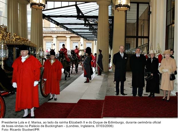 Presidente Lula e dona Marisa ao lado da rainha Elizabeth II e o Duque de Edimburgo, durante cerimônia de boas-vindas.