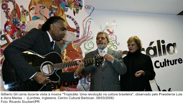Presidente Lula e dona Marisa observam o ministro Gilberto Gil cantar durante visita a mostra Tropicália - uma evolução na cultura brasileira.