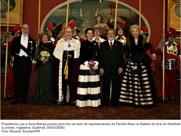 Presidente Lula e dona Marisa posam para foto ao lado de representantes da família real na Galeria de Arte do Guildhall.