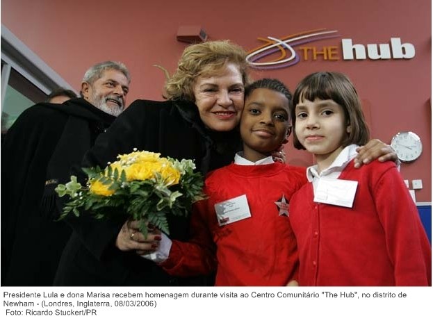 Presidente Lula e dona Marisa recebem homenagem durante visita ao centro comunitário The Hub, no distrito de Newham.
