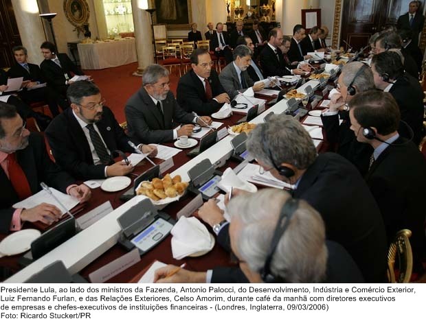 Presidente Lula e ministros, no café da manhã com diretores executivos de empresas e chefes-executivos de instituições financeiras.